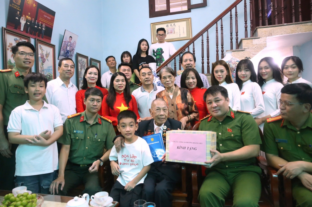 Công an Hà Nội nhiệt tình hỗ trợ cựu chiến binh tham dự A80