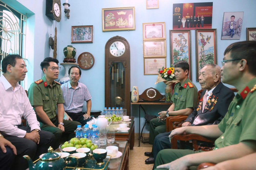 Công an Hà Nội nhiệt tình hỗ trợ cựu chiến binh tham dự A80