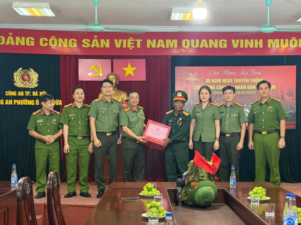 Công an Hà Nội nhiệt tình hỗ trợ cựu chiến binh tham dự A80