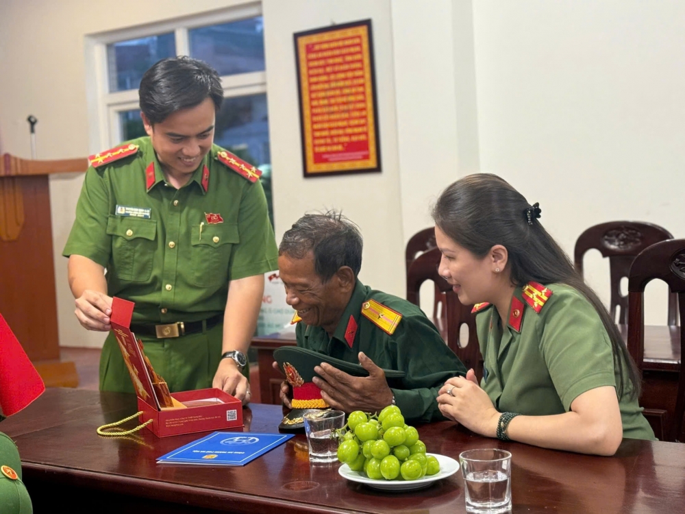 Công an Hà Nội nhiệt tình hỗ trợ cựu chiến binh tham dự A80