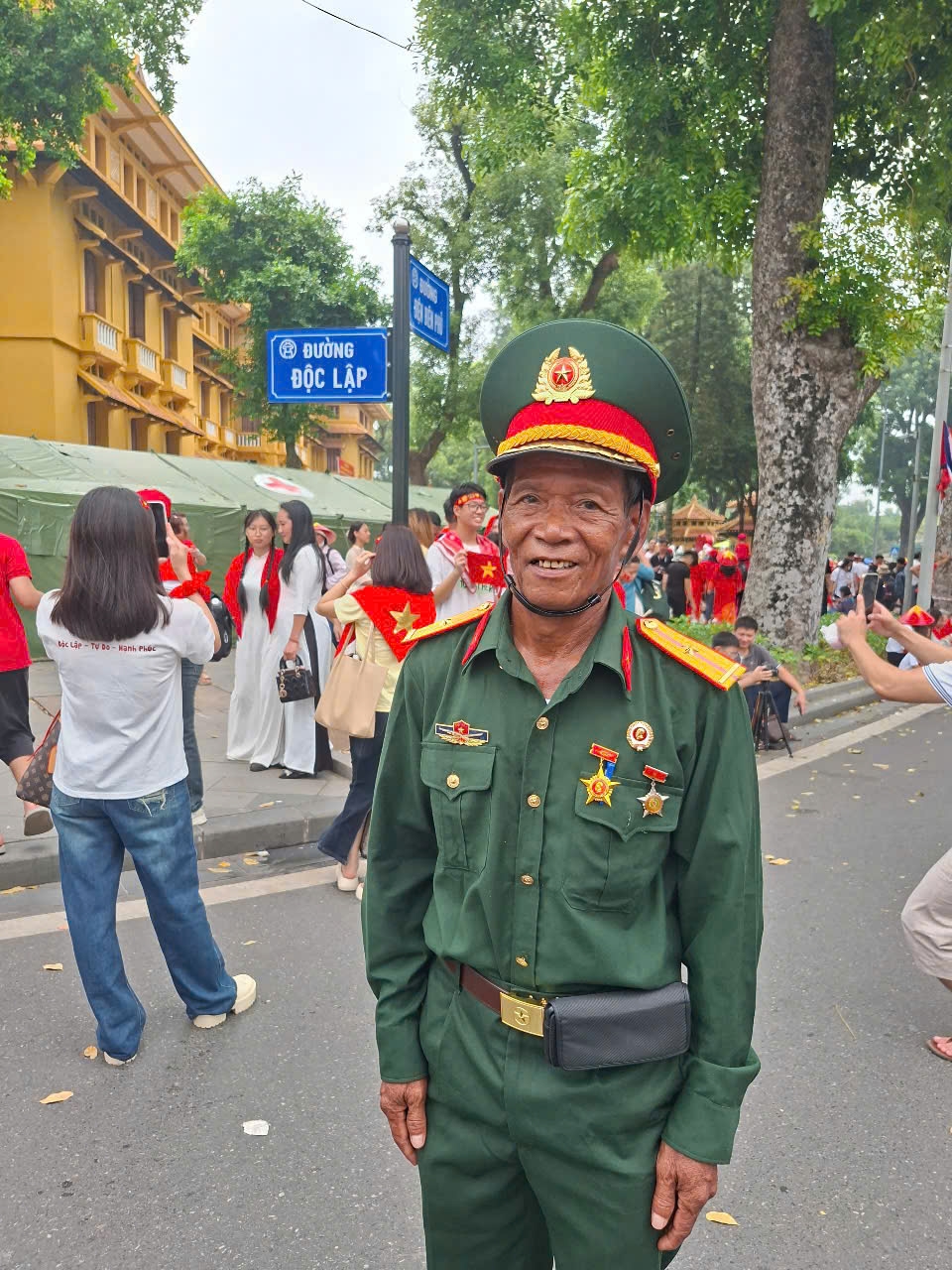 Công an Hà Nội nhiệt tình hỗ trợ cựu chiến binh tham dự A80
