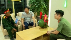 cong an ha noi nhiet tinh ho tro cuu chien binh tham du a80