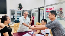 Người dân phường Tây Hồ hào hứng nhận quà Quốc khánh 2/9