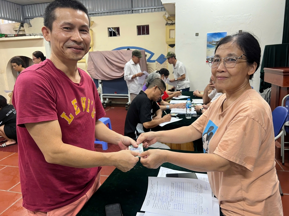 Ông Nguyễn Mạnh Hiệp nhận quà 2/9