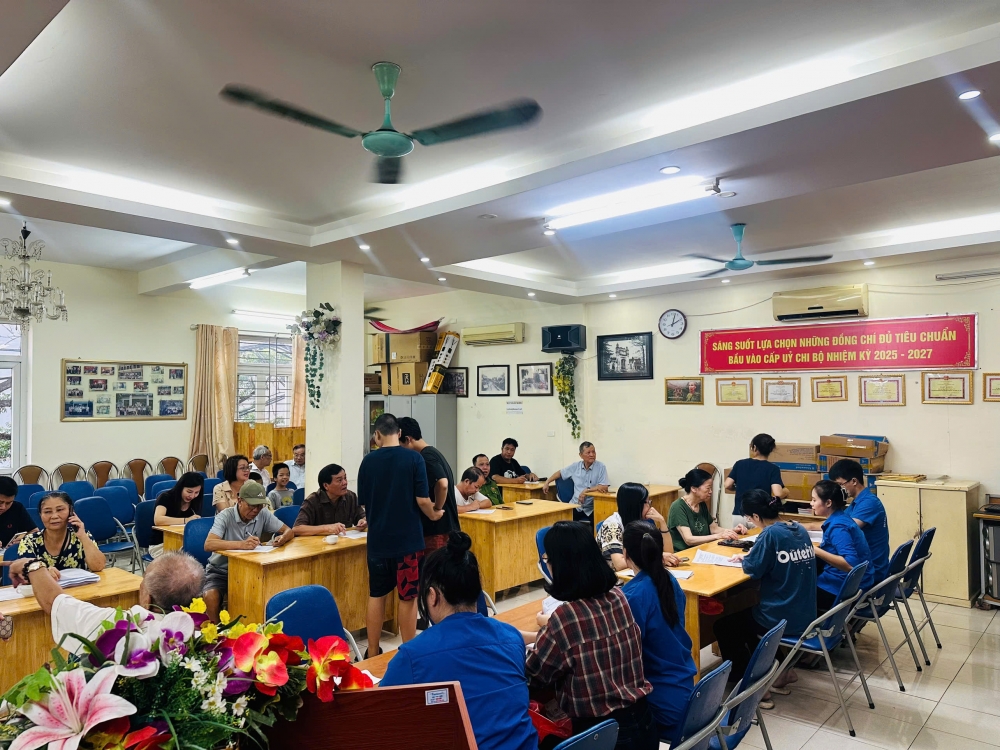 Không khí tại điểm chi trả tiền quà