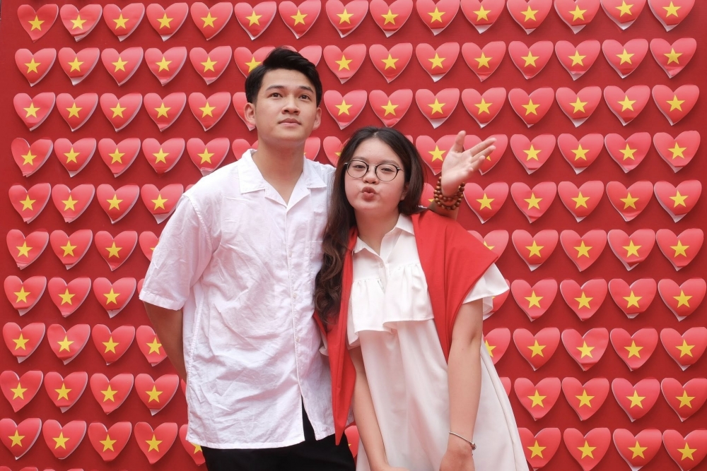 Hai bạn trẻ thể hiện tình yêu đôi lứa gắn liền với tình yêu Hà Nội, yêu đất nước