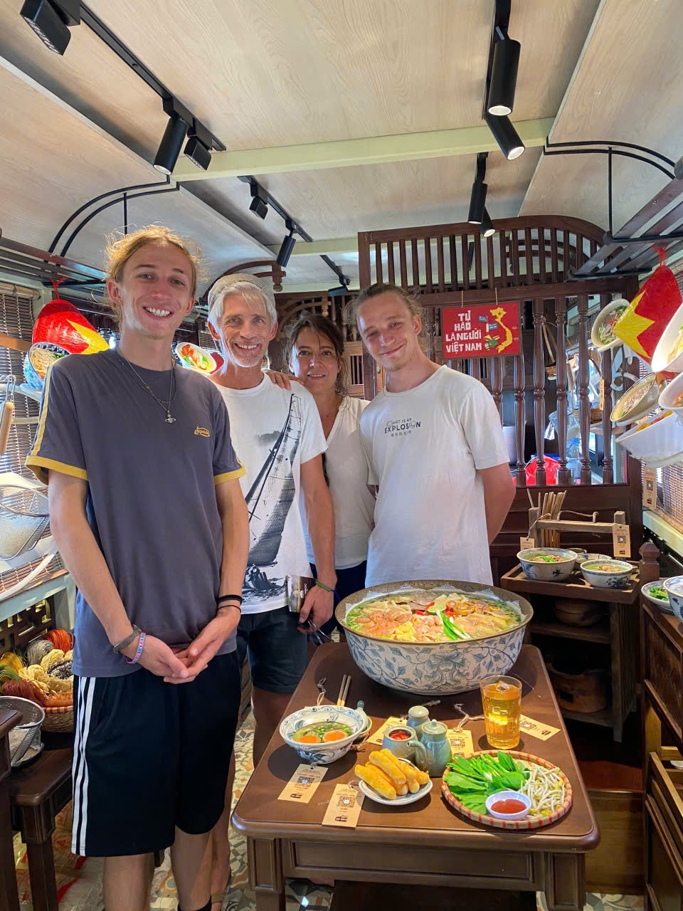 Bạn bè quốc tế hào hứng với tour con đường di sản