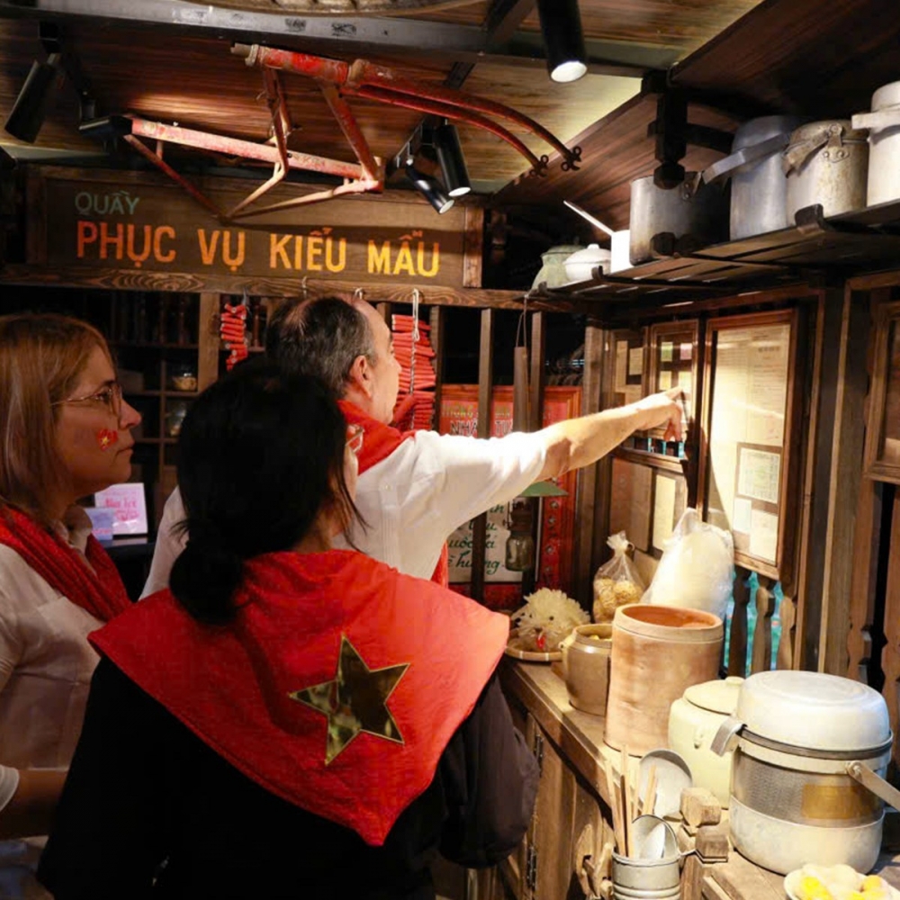 Du khách tham quan gian hàng bao cấp trong khuôn khổ các hoạt động du lịch dịp 2/9 ở Thủ đô