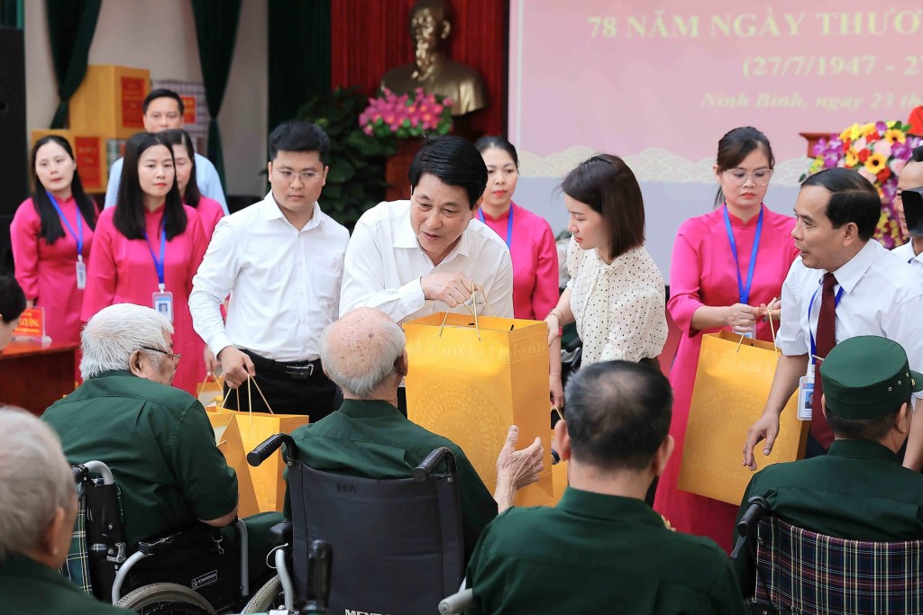 Chủ tịch nước thăm hỏi, tặng quà các thương binh tại Trung tâm Điều dưỡng Thương binh Duy Tiên