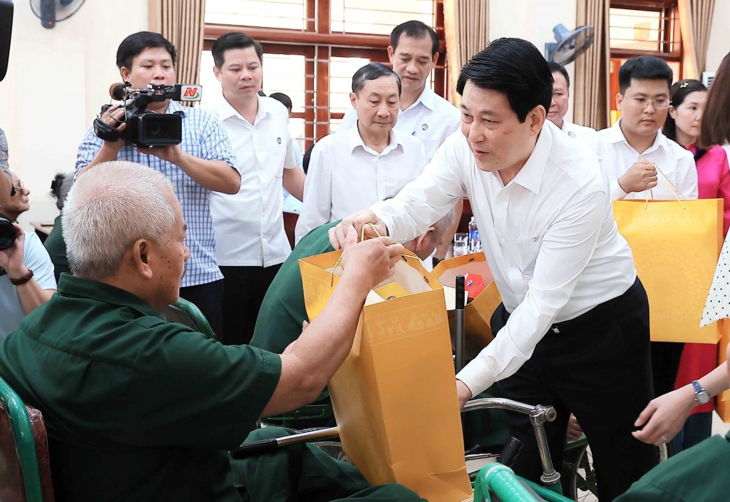 Chủ tịch nước trao quà tận tay thương binh