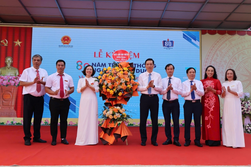 Nguyễn Quốc Khánh Bí thư đảng ủy, CT HĐND phường dự khai giảng và thăm cơ sở vật chất trường THCS Nam Trung Yên Nguyễn Quốc Khánh Bí thư đảng ủy, CT HĐND phường dự khai giảng và thăm cơ sở vật chất trường THCS Nam Trung Yên