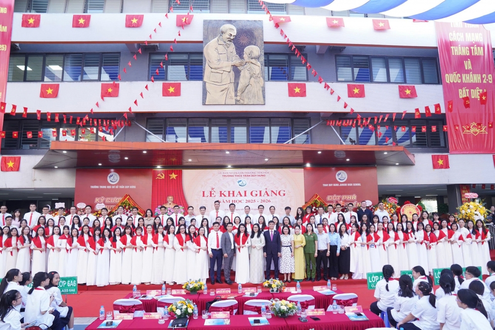 Trịnh Thị Dung - Phó BT đảng ủy- CT UBND Phường dự khai giảng tại THCS Trần Duy Hưng Trịnh Thị Dung - Phó BT đảng ủy- CT UBND Phường dự khai giảng tại THCS Trần Duy Hưng