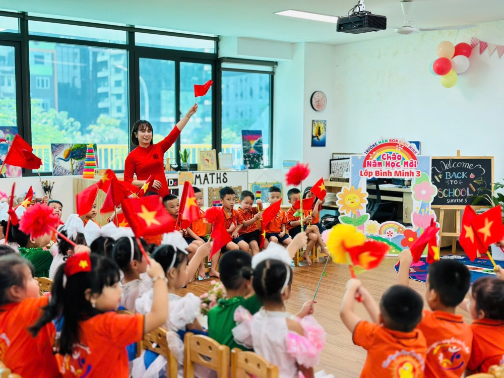 Hình ảnh cô và trò rạng rỡ trong ngày khai giảng Hình ảnh cô và trò rạng rỡ trong ngày khai giảng