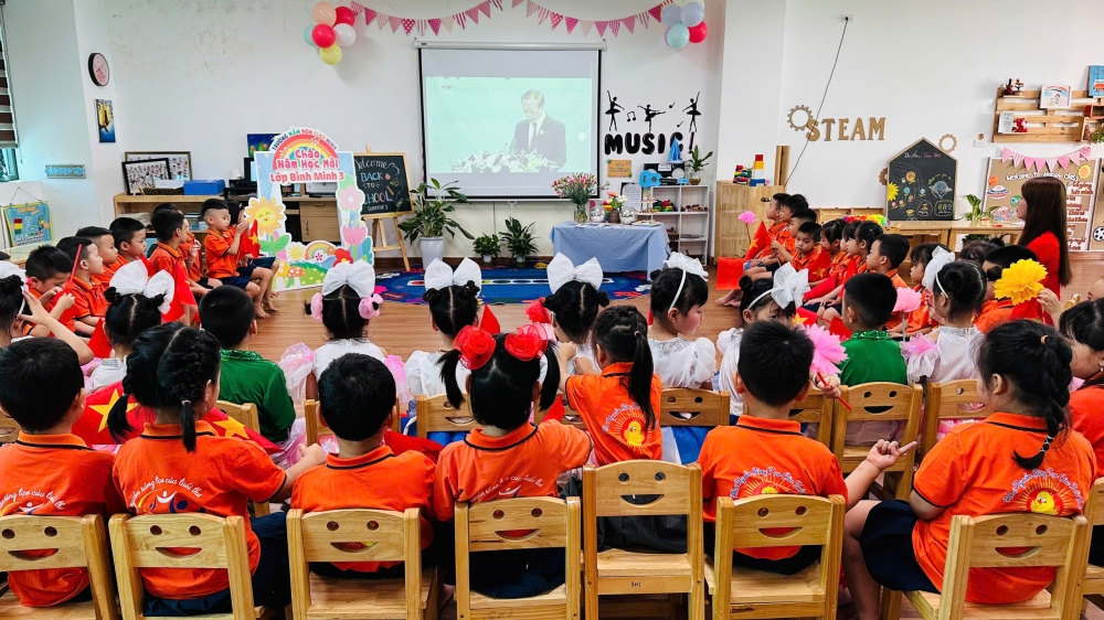 Học sinh Trường Mầm non Bình Minh xem tiếp sóng Lễ Khai giảng qua sóng trực tiếp Học sinh Trường Mầm non Bình Minh xem tiếp sóng Lễ Khai giảng qua sóng trực tiếp