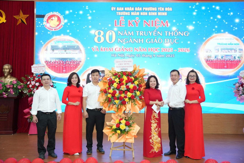 Cô và trò Trường Mầm non Bình Minh nhận hoa chúc mừng năm học mới Cô và trò Trường Mầm non Bình Minh nhận hoa chúc mừng năm học mới