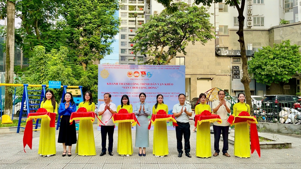 Các đại biểu thực hiện nghi thức cắt băng khánh thành