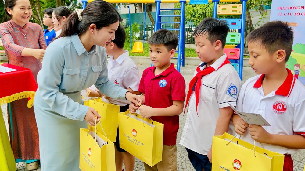 Trao tặng quà cho học sinh dịp năm học mới