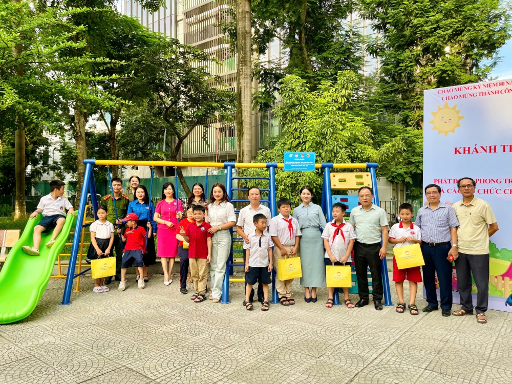 Các đạii biểu chụp ảnh lưu niệm tại công trình dân vận khéo