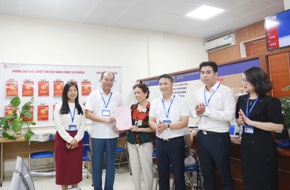 Phường Định Công trao giấy chứng nhận quyền sử dụng đất đầu tiên