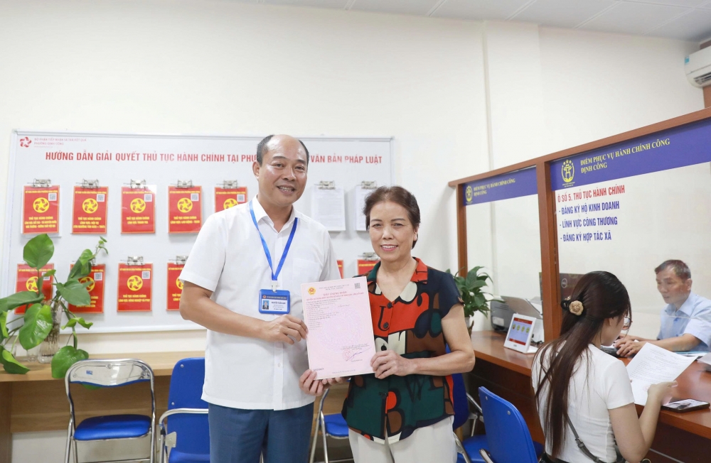 Phường Định Công trao giấy chứng nhận quyền sử dụng đất đầu tiên