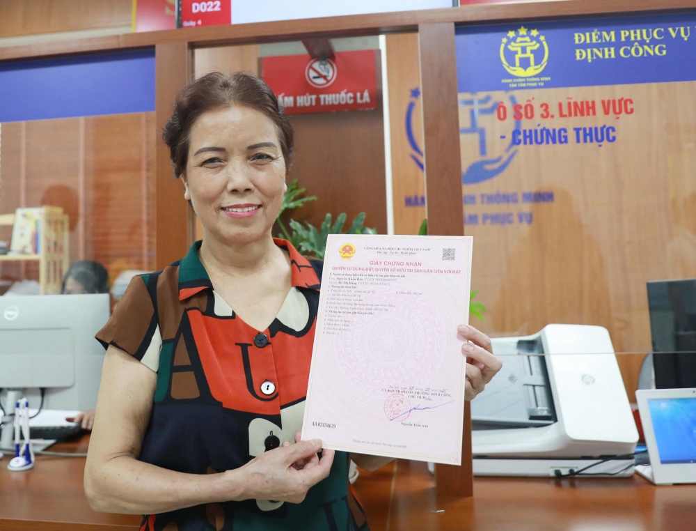 Phường Định Công trao giấy chứng nhận quyền sử dụng đất đầu tiên