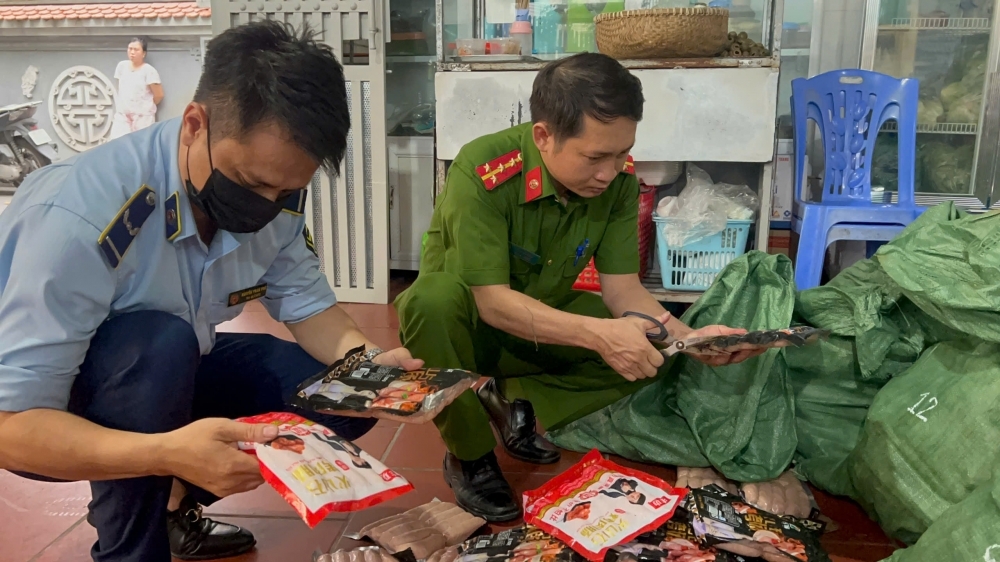 Hà Nội: Gần 1 tấn xúc xích “trôi nổi” bị chặn đứng trước Tết Trung thu
