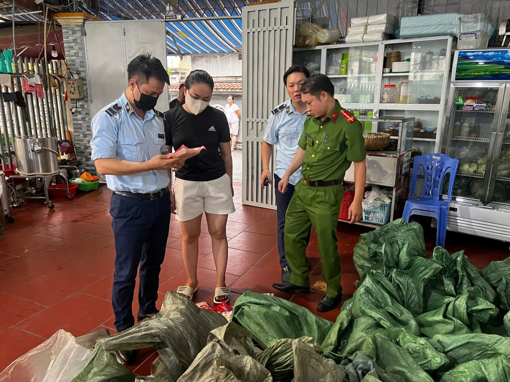 Lực lượng Công an và Quản lý thị trường Hà Nội phối hợp kiểm tra, phát hiện chủ cơ sở vi phạm