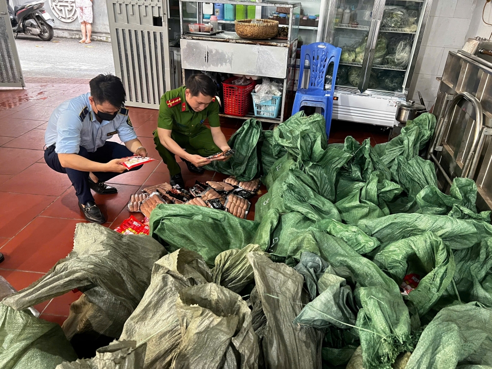 Khối lượng thực phẩm phát hiện gần 1 tấn