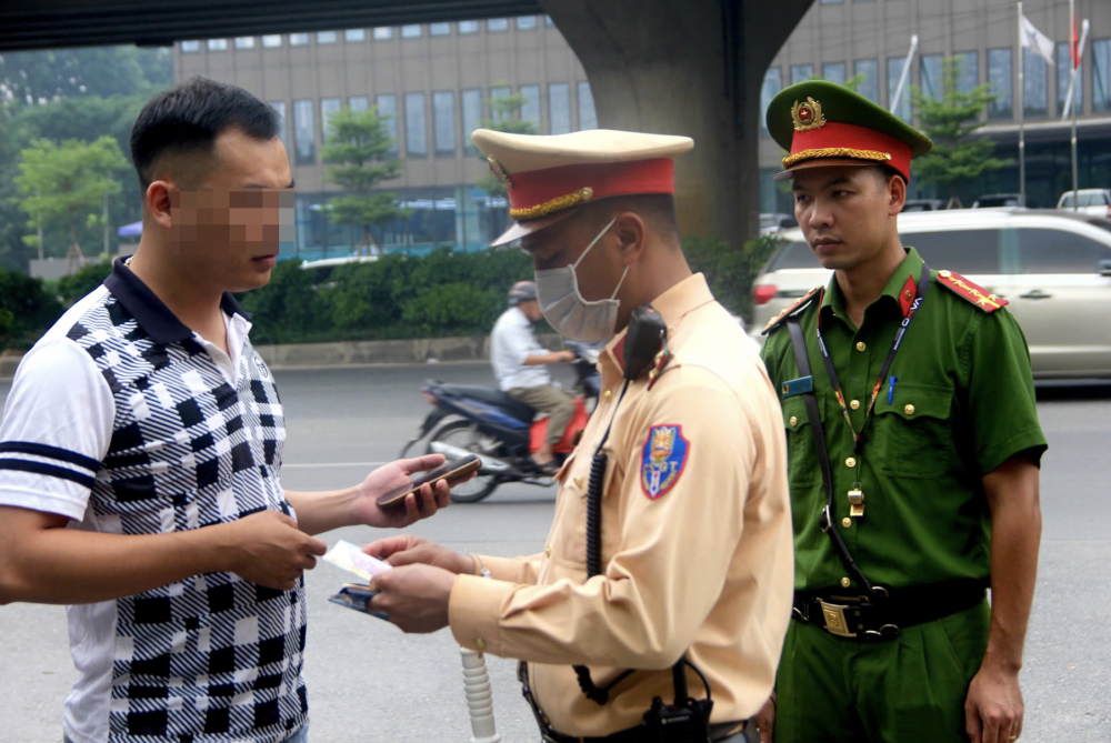 Tài xế xe tải làm việc với lực lượng chức năng