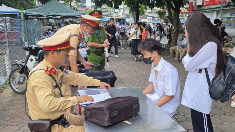 Cao điểm bảo đảm an toàn giao thông cho học sinh