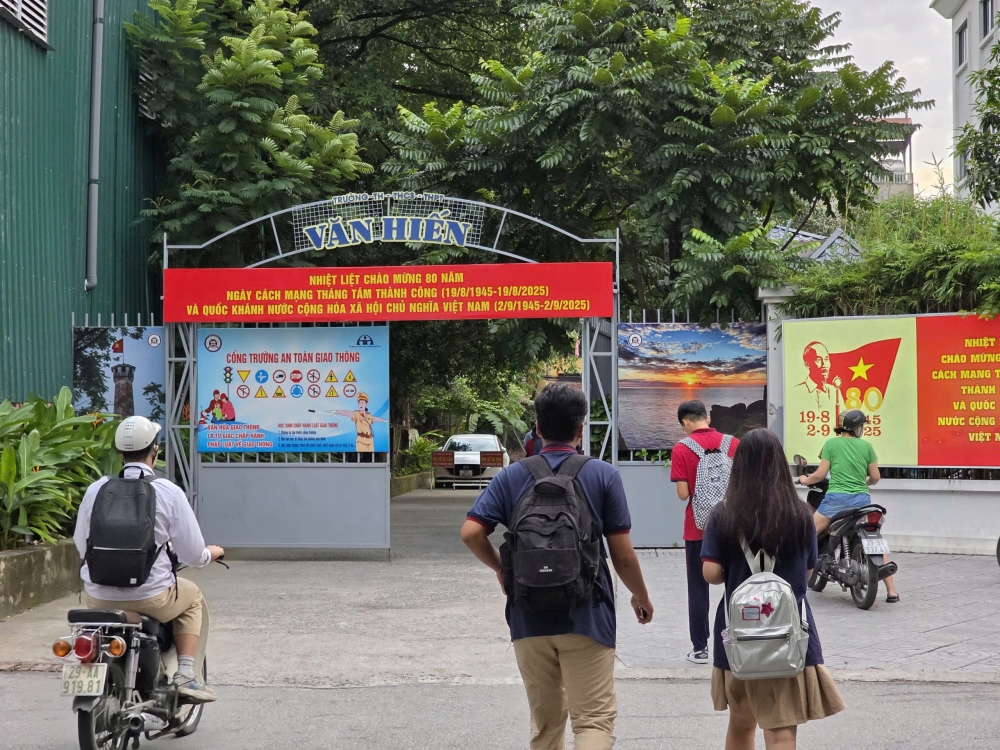 Phối hợp ra quân cao điểm bảo đảm an toàn giao thông cho học sinh