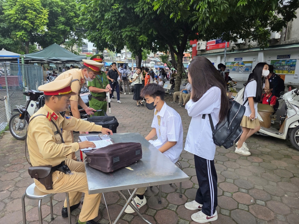 Phối hợp ra quân cao điểm bảo đảm an toàn giao thông cho học sinh