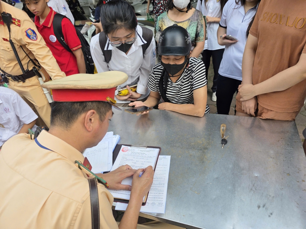 Phối hợp ra quân cao điểm bảo đảm an toàn giao thông cho học sinh