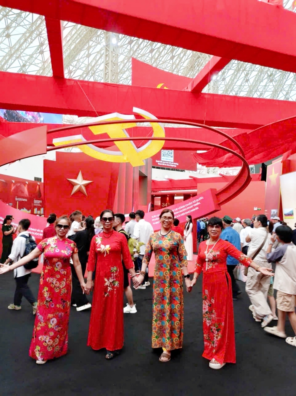 Du khách lan toả tình yêu đất nước qua Triển lãm