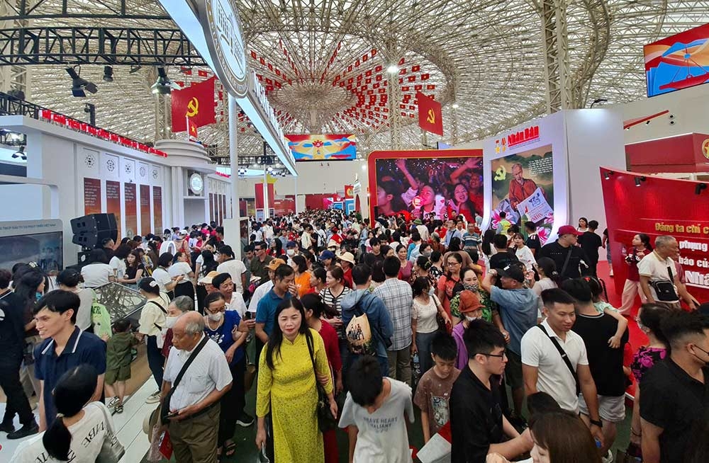 Rất đông du khách đến tham quan Triển lãm