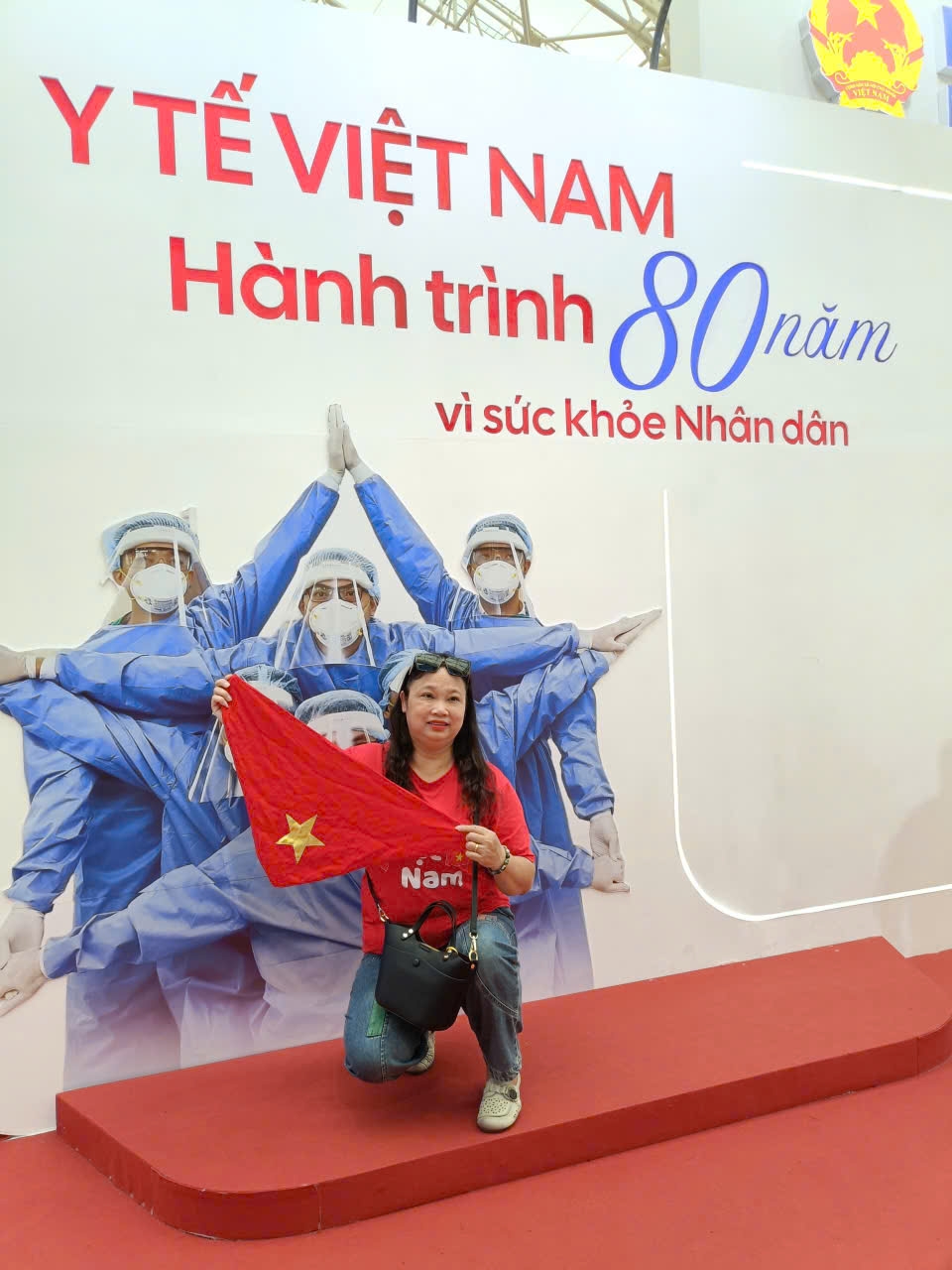 Chị Giang, người Lạng Sơn, làm việc trong lĩnh vực Y tế, tự hào check-in ở khu vực về thành tựu của ngành