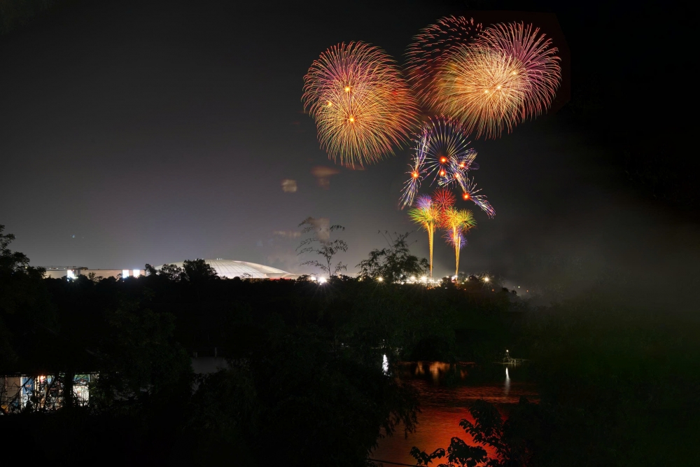 Bầu trời khu vực Triển lãm rực sáng