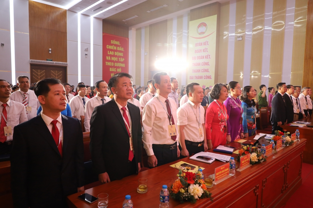 Các đại biểu thực hiện nghi thức chào cờ Các đại biểu thực hiện nghi thức chào cờ