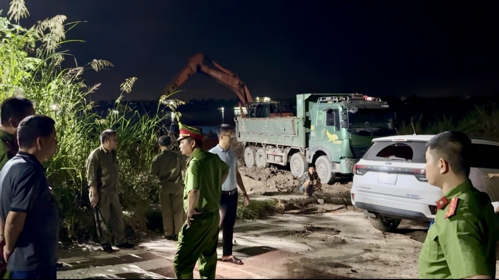 Phường Lĩnh Nam: Phục kích trong đêm, bắt quả tang các đối tượng đổ trộm phế thải