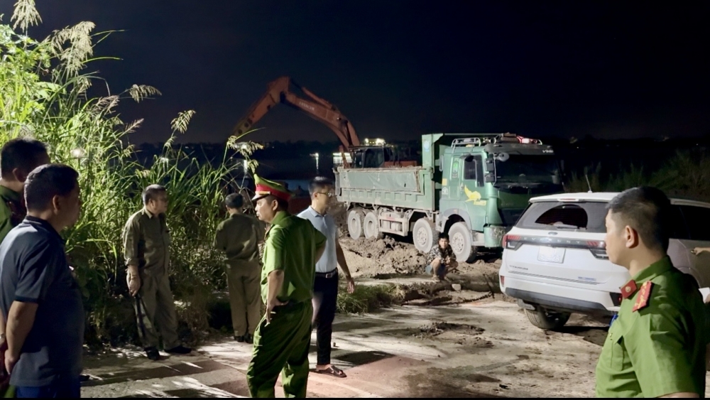 Phường Lĩnh Nam mạnh tay dẹp nạn đổ trộm phế thải