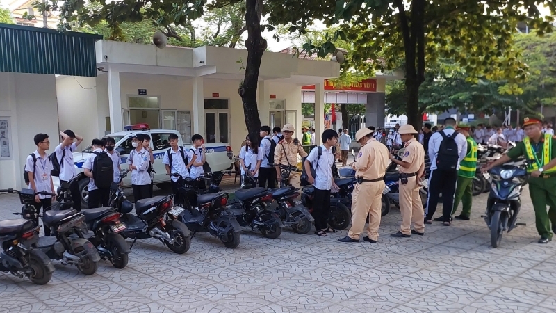 Cảnh sát quyết liệt xử lý phụ huynh, học sinh vi phạm an toàn giao thông