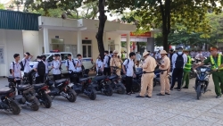 Cảnh sát quyết liệt xử lý phụ huynh, học sinh vi phạm an toàn giao thông