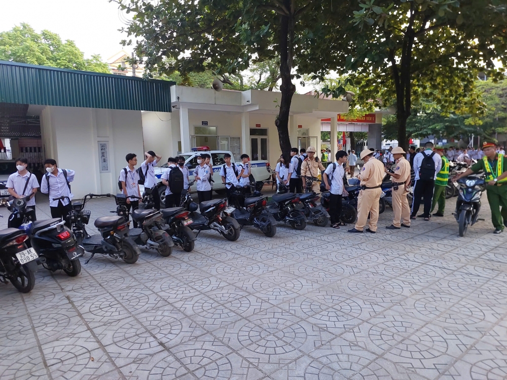 Cảnh sát quyết liệt xử lý phụ huynh, học sinh vi phạm an toàn giao thông