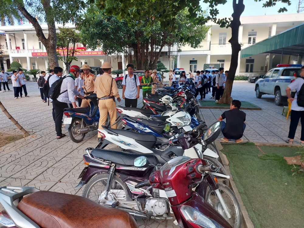 Cảnh sát quyết liệt xử lý phụ huynh, học sinh vi phạm an toàn giao thông