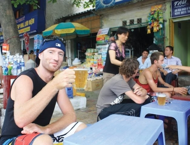 Khách quốc tế thưởng thức bia Hà Nội (ảnh minh hoạ) Khách quốc tế thưởng thức bia Hà Nội (ảnh minh hoạ)