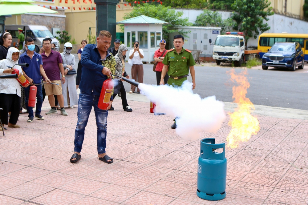 Ngay sau phần lý thuyết, các đại biểu được thực hành dập đám cháy bằng bình chữa cháy cầm tay