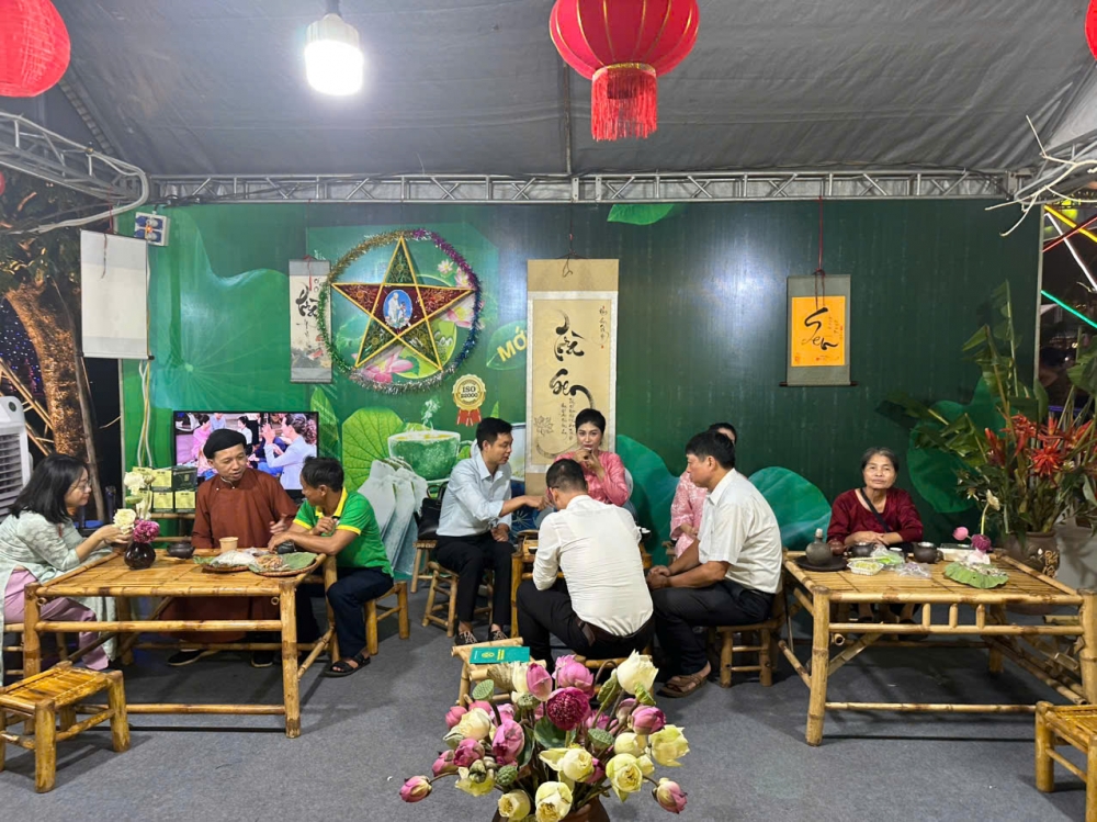 Thưởng vị Hà Nội giữa thu Tây Hồ