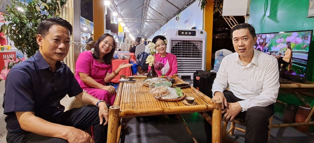 "Thưởng vị Hà Nội" giữa thu Tây Hồ