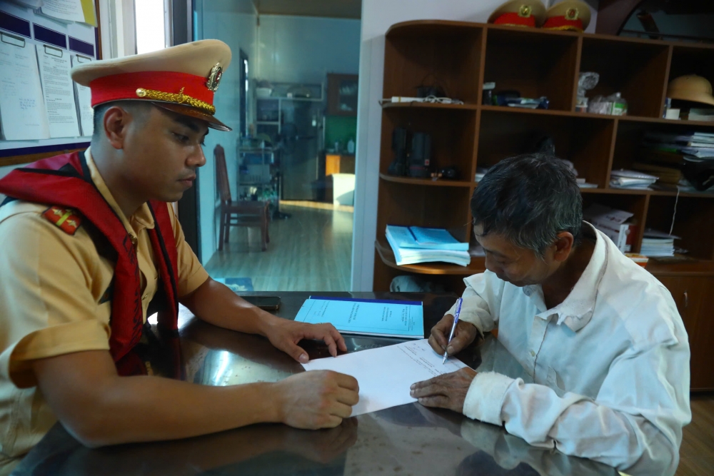 Chặn "điện giật, tận diệt", giữ nguồn cá, giữ mạch sống sông Hồng