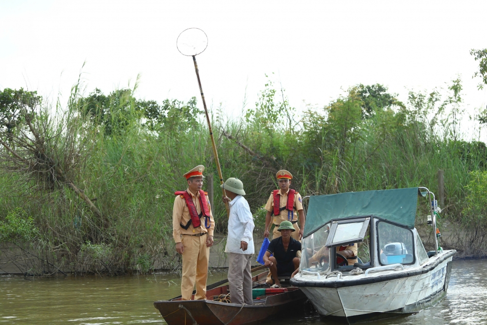 Chặn "điện giật, tận diệt", giữ nguồn cá, giữ mạch sống sông Hồng